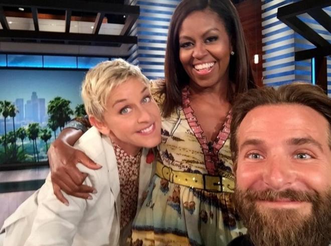 Elle DeGeneres junto a Michell Obama y Bradley Cooper