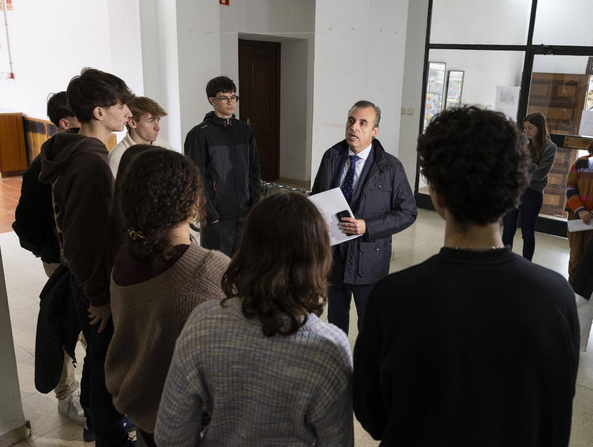 Antoni Vera, conseller de Educación y Universidades, visita el IES Joan Alcover