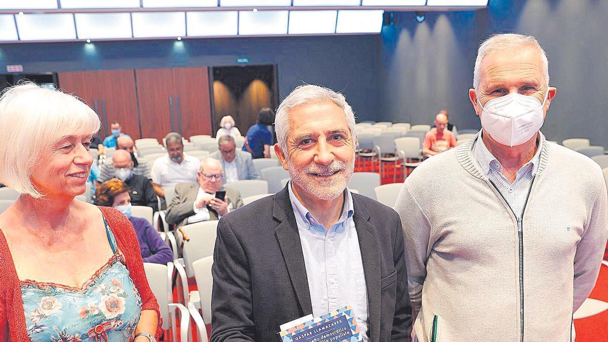 Por la izquierda, Concha Masa, Gaspar Llamazares y Francisco Bastida, ayer, en el Club.