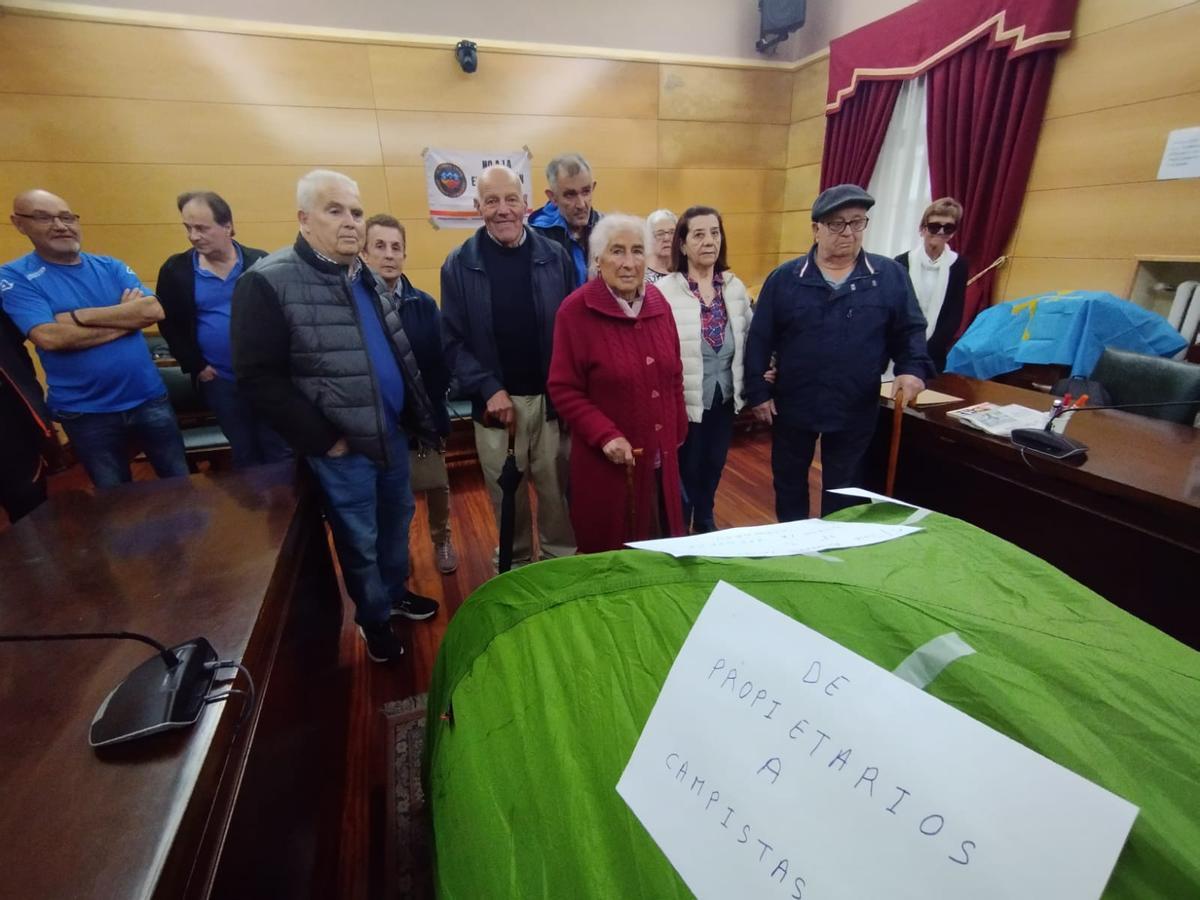 Olvido Fuente, en el centro, junto con otros vecinos afectados.