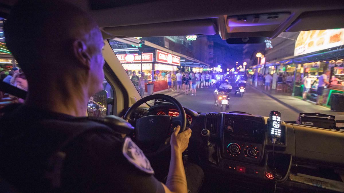 Polizeibeamte trafen kurz nach dem Vorfall in der Schinkenstraße ein.