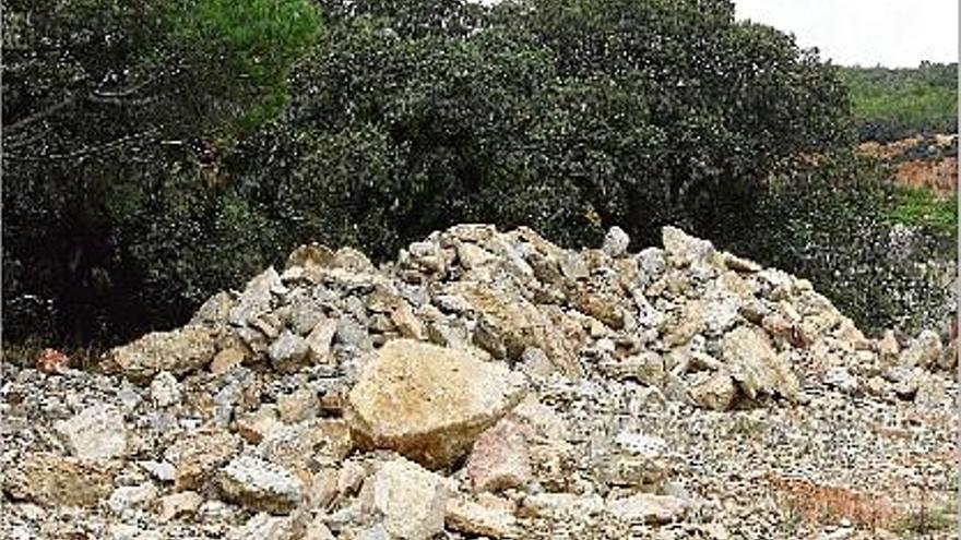 La cimentera es troba al costat de Vall-llobrega de la C-31, al costat d&#039;un supermercat.