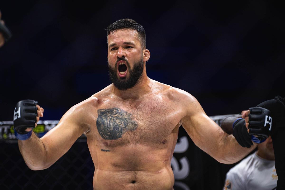 'El Noble' se celebra su decimonovena victoria en la gran competición de artes marciales mixtas.