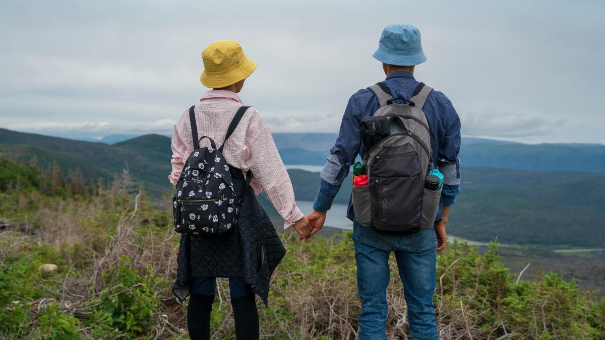 Una pareja de viaje por la naturaleza