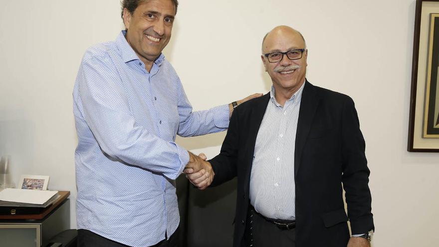 Luis Casimiro Palomo, nuevo entrenador del Unicaja, y Eduardo García, presidente del club, se estrechan las manos.