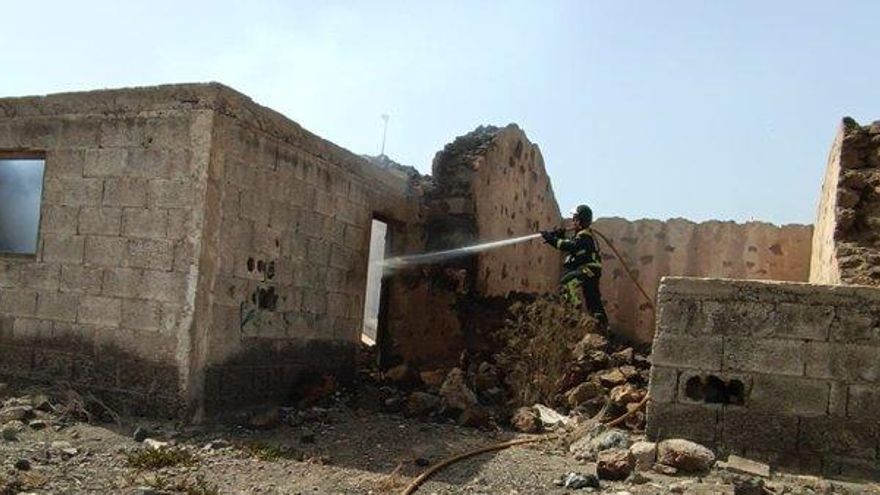 Rastrojos y una casa abandonada, las primeras intervenciones de Bomberos en la ola de calor en Tenerife