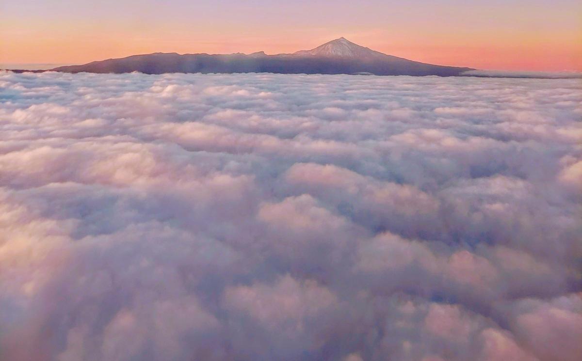 La cumbre del Teide se erige sobre un mar de nubes