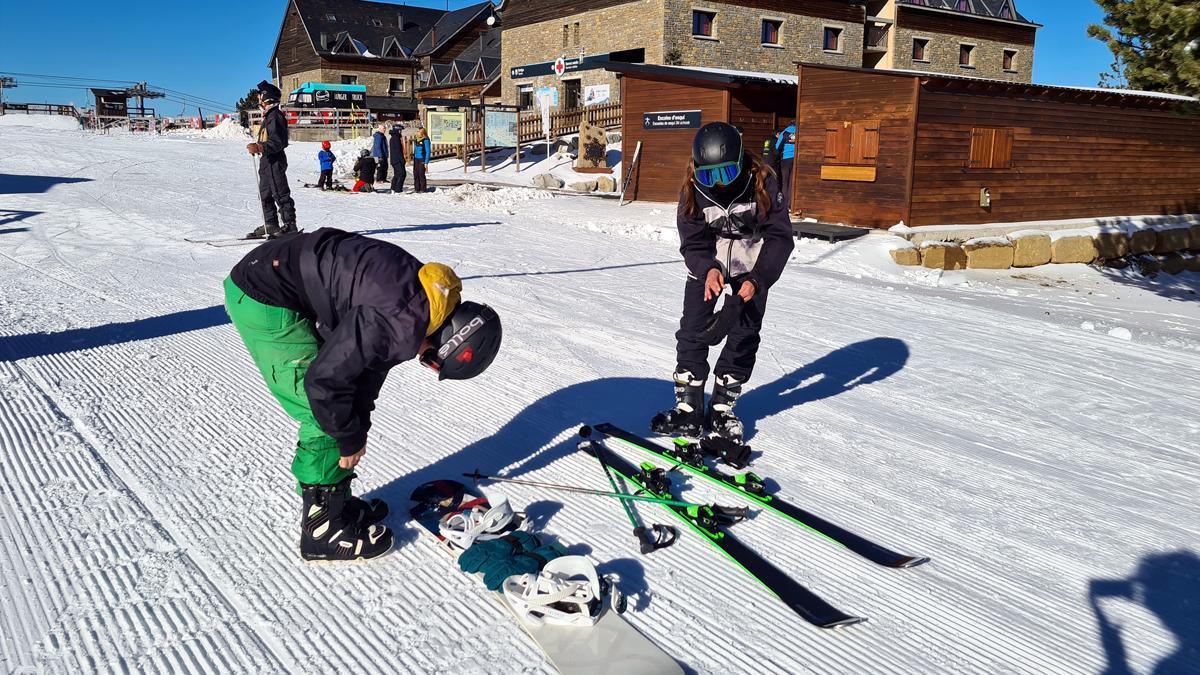 El Pirineo inaugura la nueva temporada de esquí. En la foto, unos esquiadores se preparan en Port Ainé. 