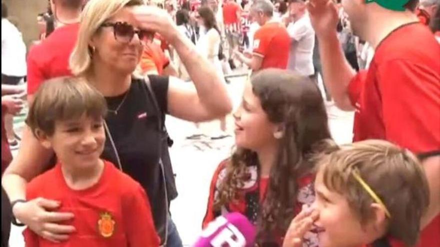 La familia de aficionados del Mallorca desplazados a Sevilla para la final de la Copa del Rey