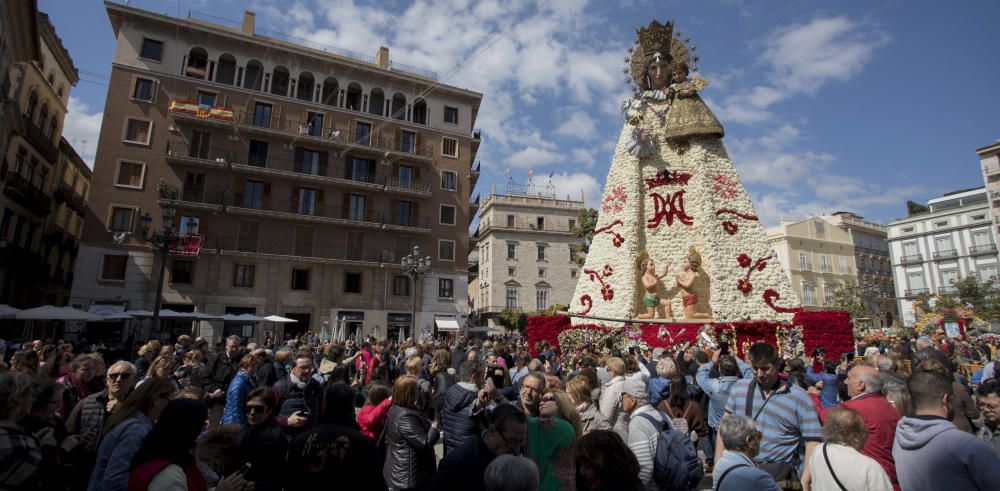 La Mare de Déu luce su manto en la Plaza de la Virgen