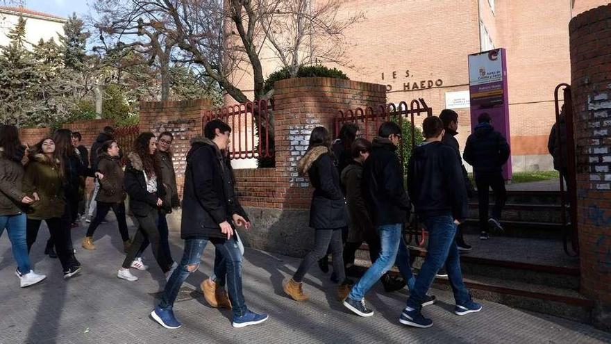 Alumnos del IES Maestro Haedo entran al centro educativo tras el recreo.