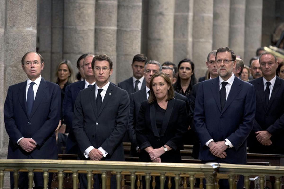 D’esquerra a dreta, el president del Senat, Pío García-Escudero; el de la Xunta, Alberto Núñez Feijóo, la dona del president del Govern central Elvira Fernández, i el mateix Mariano Rajoy, al funeral per les 79 víctimes mortals a Santiago.