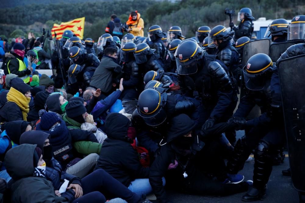 La Gendarmeria francesa retira els manifestants de