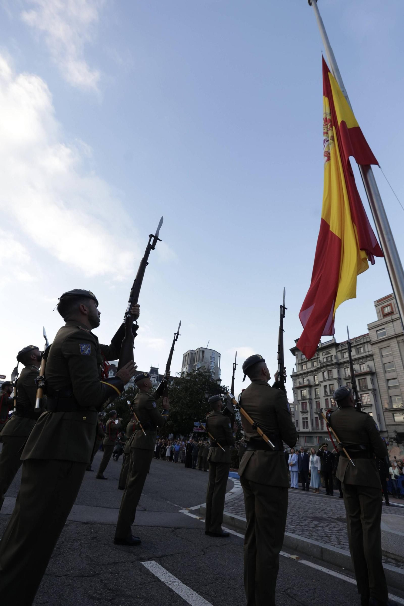 EN IMÁGENES: Así fue el izado de la bandera de España en la plaza de la Escandalera de Oviedo
