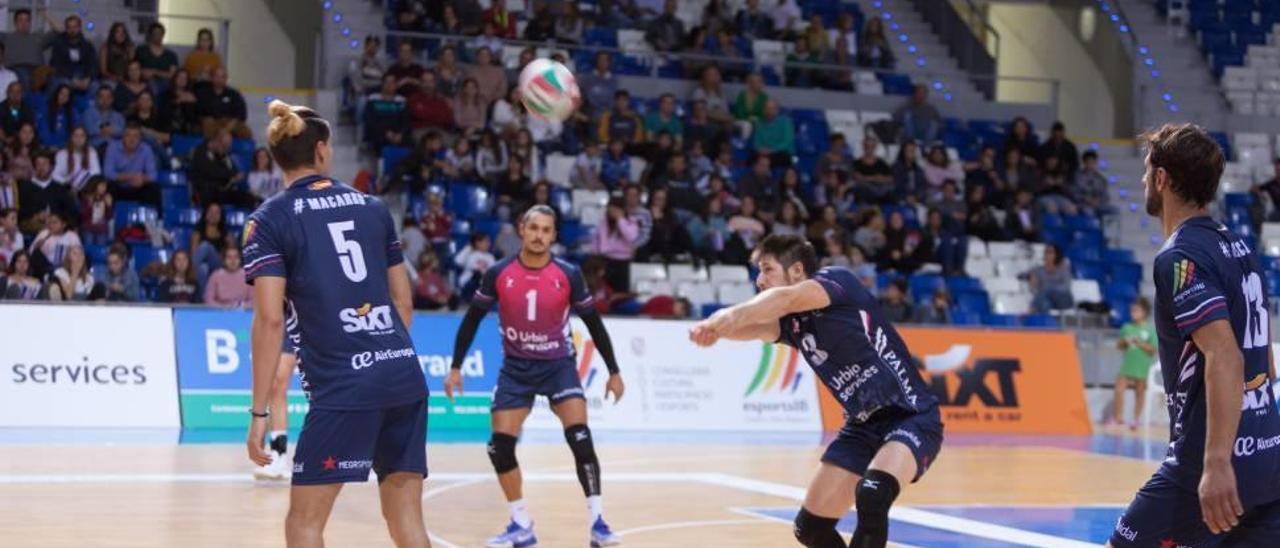 Imagen de archivo de una jugada del Urbia Voley Palma en un partido de esta temporada.