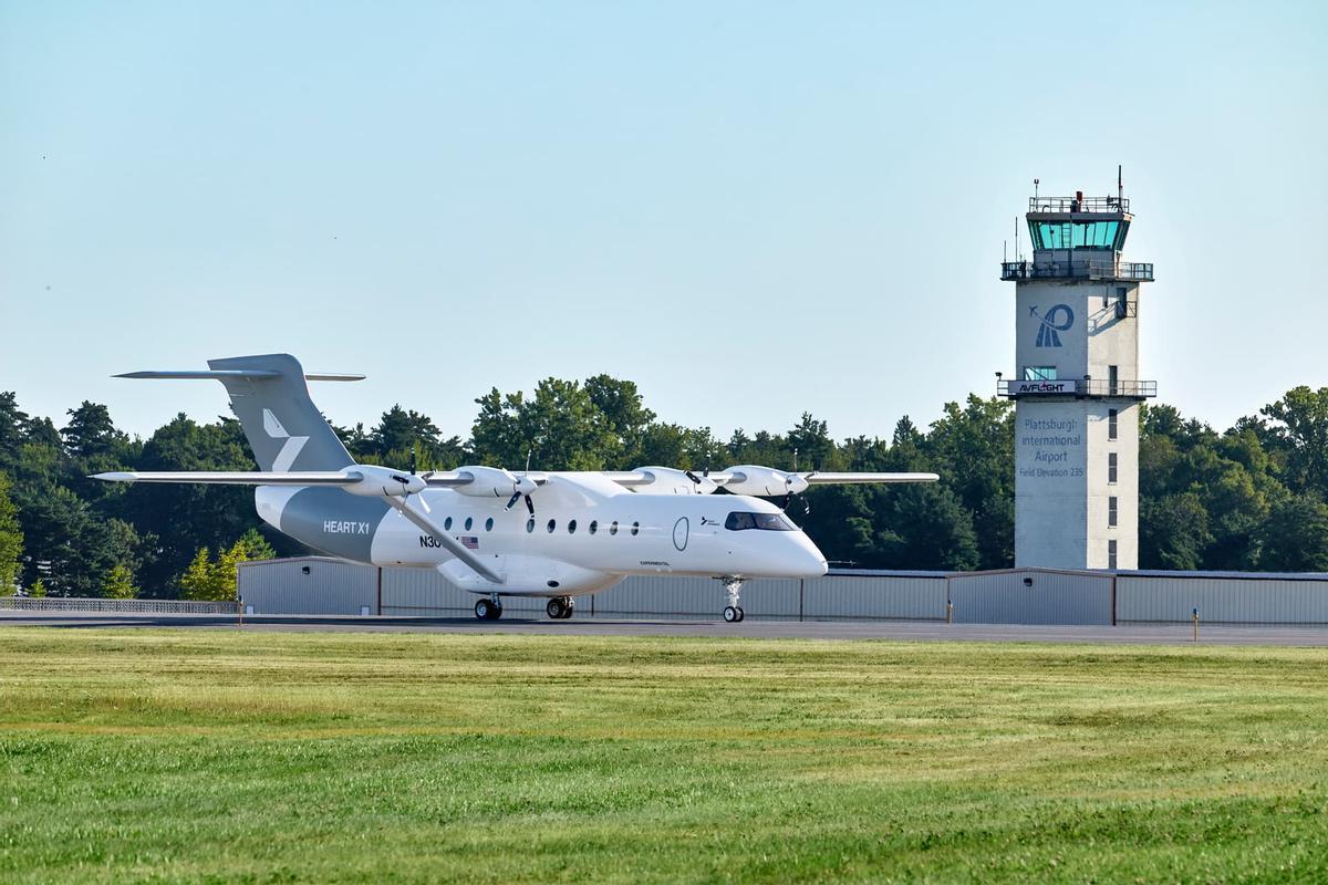 El avión, en la pista de despegue