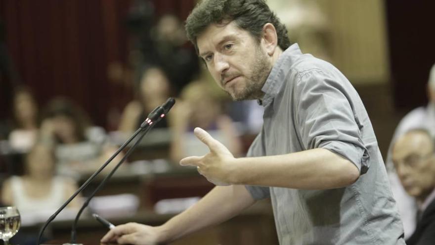 Alberto Jarabo, diputado y secretario general de Podemos, en el Parlament.