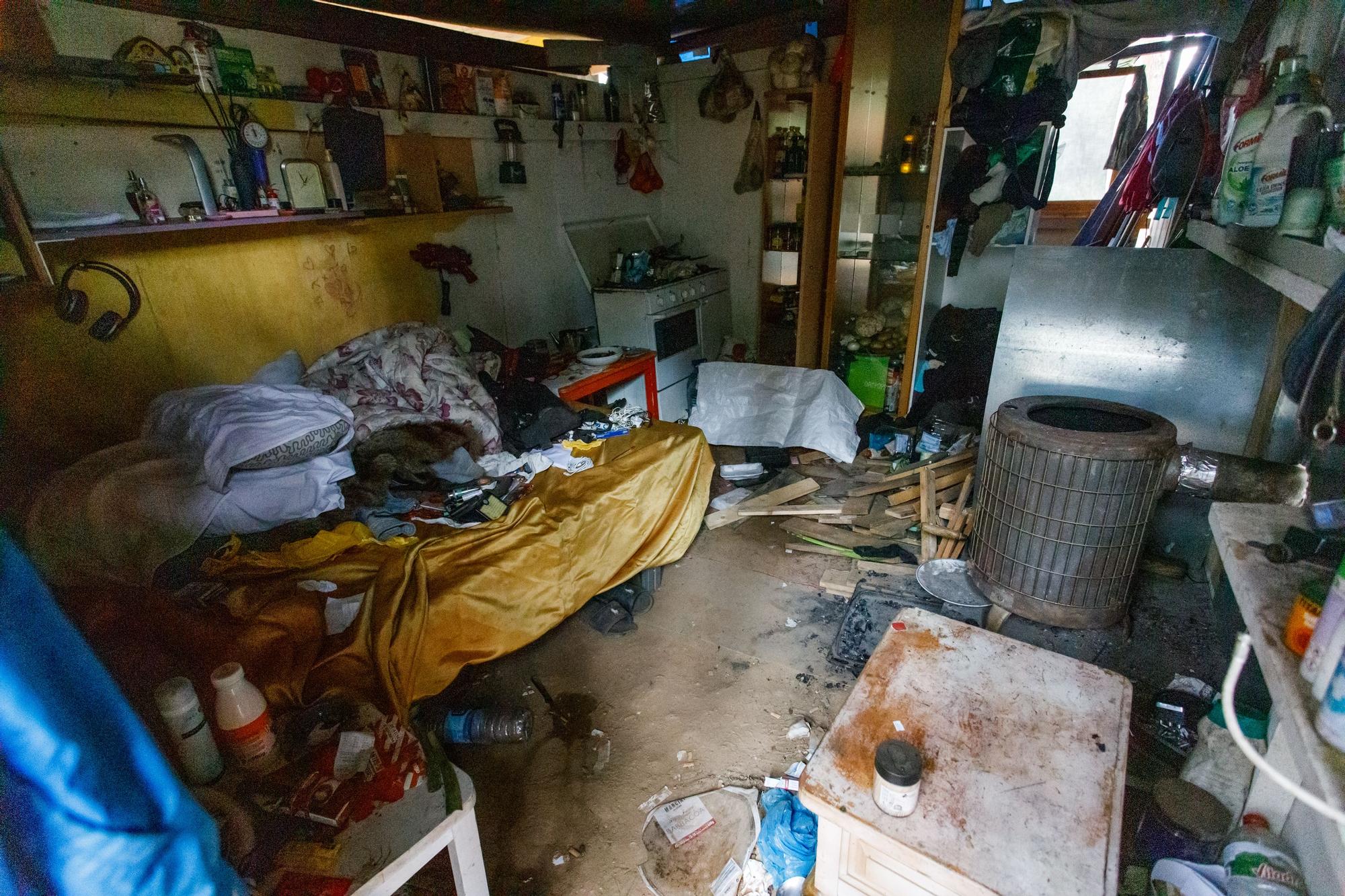 Este es el interior de la cabaña donde la mujer estuvo secuestrada durante, aproximadamente, diez días.