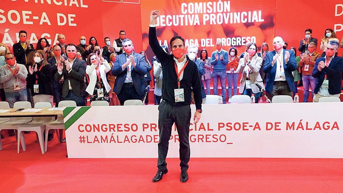 El nuevo líder provincial del PSOE, Dani Pérez, es jaleado por sus compañeros en la clausura.