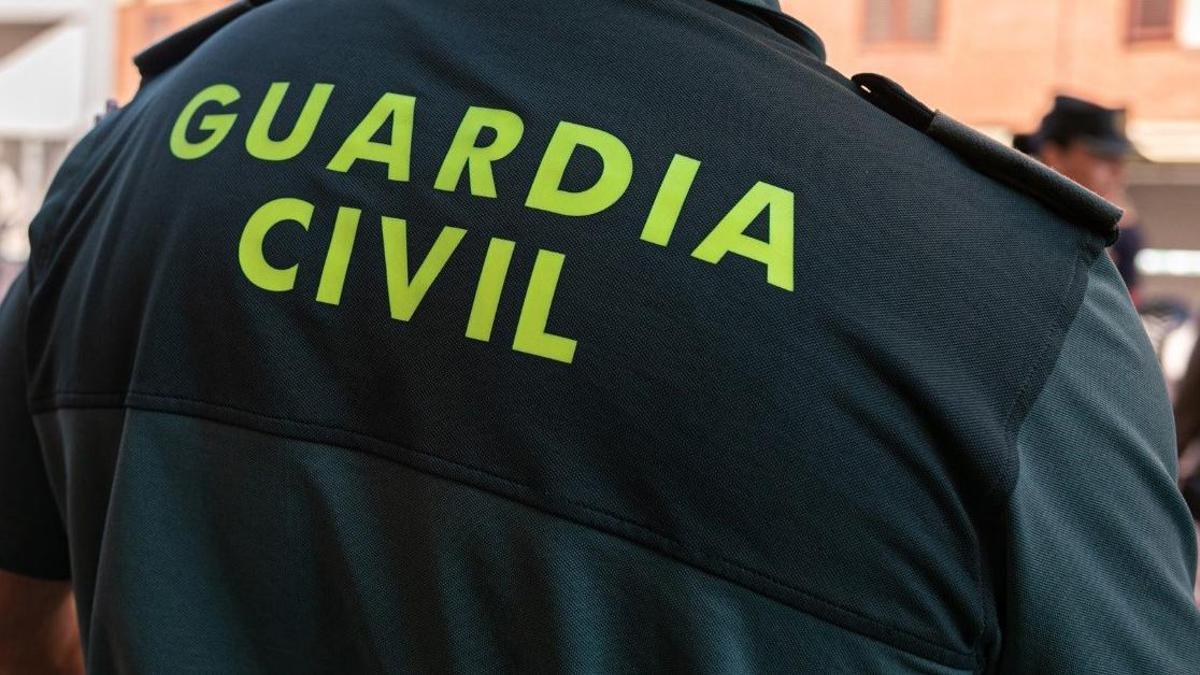 Un agente de la Guardia Civil de espaldas.