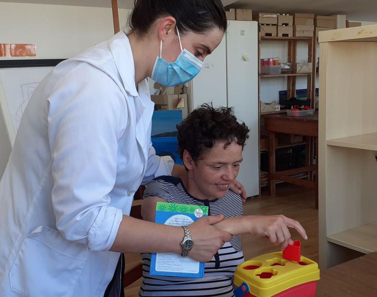 El personal continúa todavía con mascarilla, como centro sanitario.