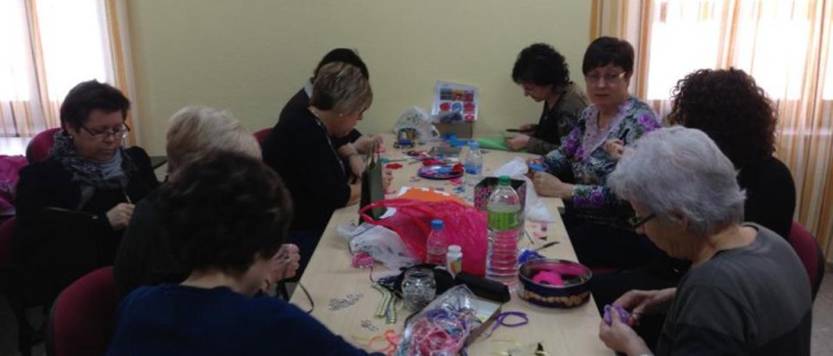 Las pacientes realizan talleres en la asociación.