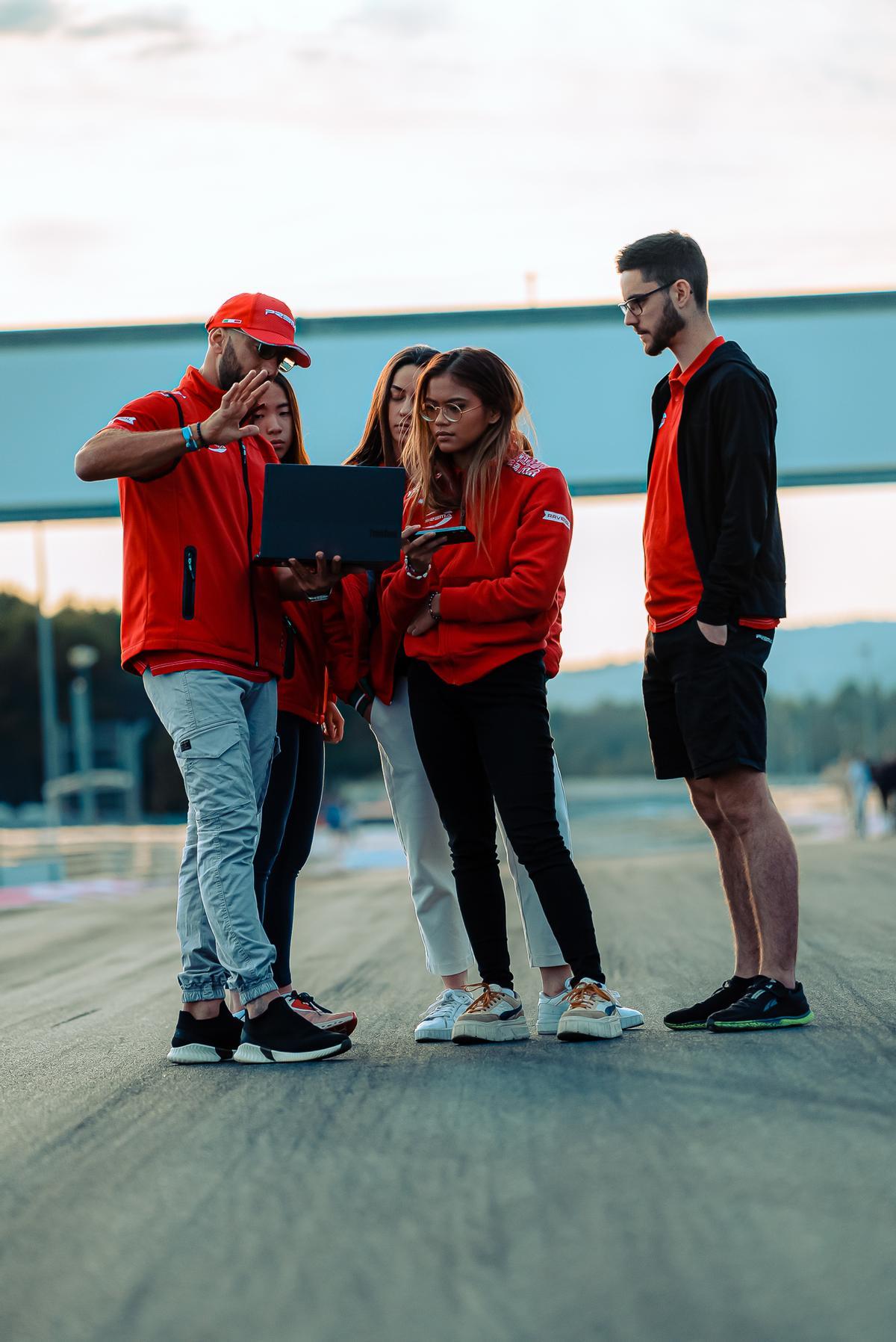 Marta García y sus compañeras del Prema Racing reconociendo la pista