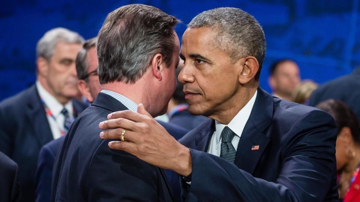 Obama (derecha) saluda a Cameron antes de la reunión de mandatarios de la OTAN, en Varsovia, este viernes.