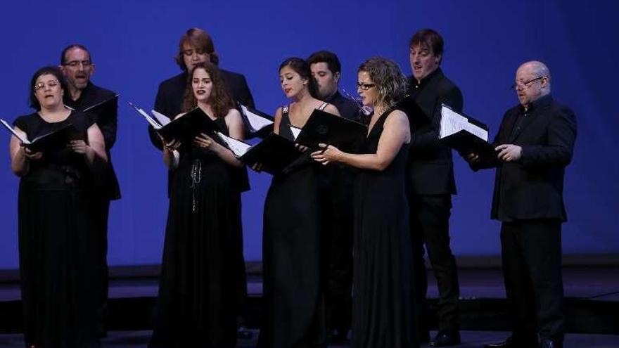 Miembros del coro &quot;El León de Oro&quot;, durante la interpretación de las &quot;Lamentaciones&quot; de Orlando di Lasso.