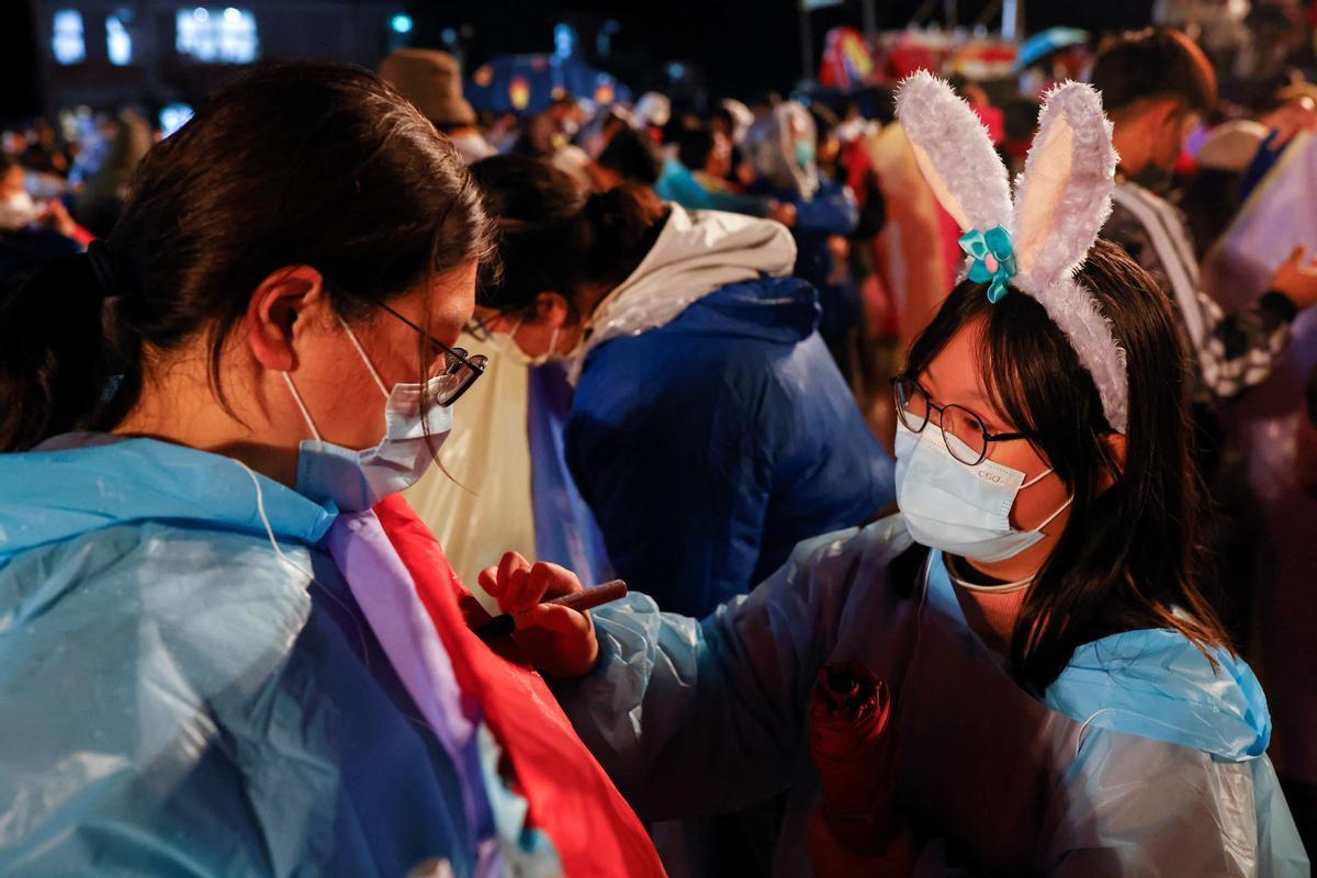 Miles de linternas del cielo fueron lanzadas durante la celebración del Festival de las Linternas en Pingxi, Ciudad de Nueva Taipei, Taiwán. EFE/EPA/RITCHIE B. TONGO