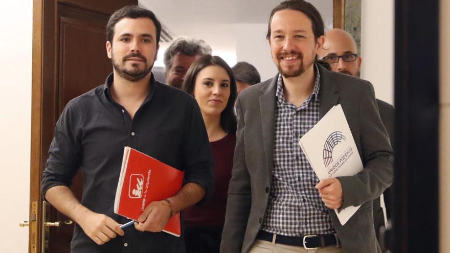 Alberto Garzón (IU) i Pablo Iglesias (Podem), pels passadissos del Congrés