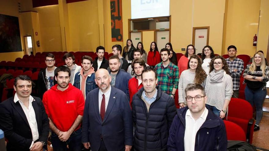 Autoridades, voluntarios y alumnos, en la presentación de la asociación en Gijón.