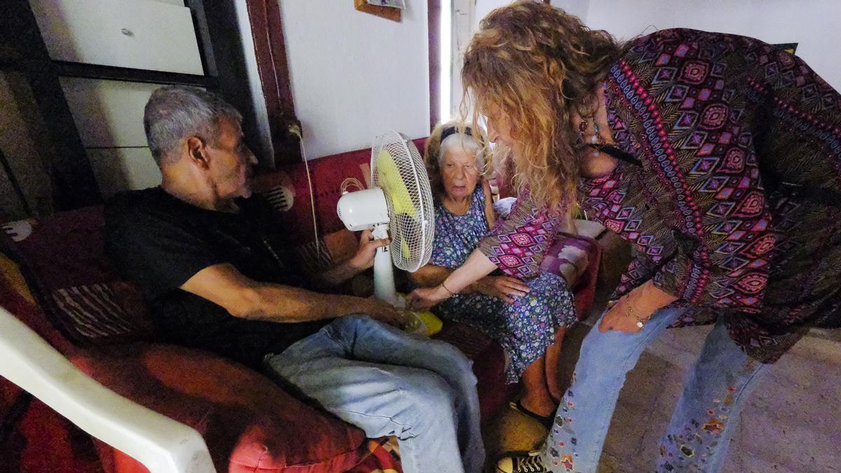 Gertrudis Rita enciende el ventilador junto a su familia en una de las casas más antiguas de La Aldea de San Nicolás
