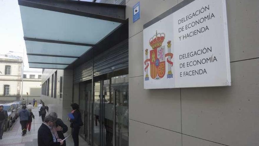 Entrada a la delegación de la Agencia Tributaria en A Coruña.