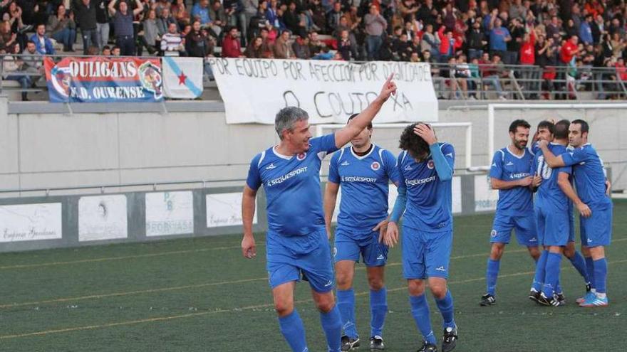 Santi dedica el gol entre el júbilo de sus compañeros y la afición. // Iñaki Osorio