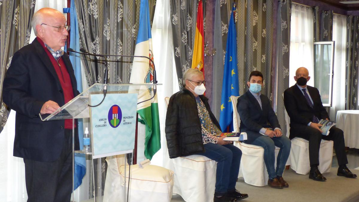 El presidente de &quot;Amigos de Cudillero&quot;, Juan Luis Álvarez del Busto, en una pasada presentación de &quot;El Baluarte&quot;.