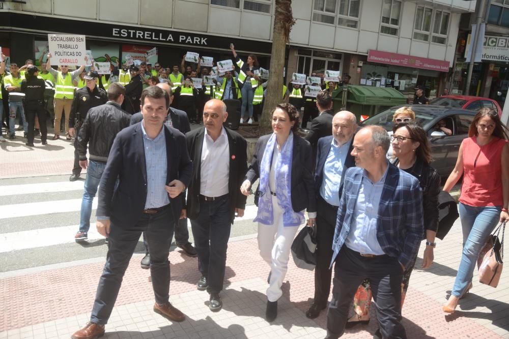 Protesta de Ence a las puertas de un mitin de Valerio en Pontevedra