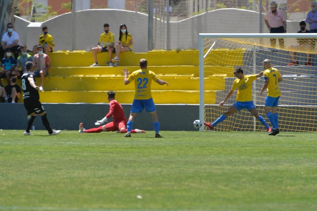 El Orihuela certifica su descenso tras perder frente al Olot (1-3)