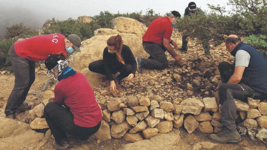 Voluntarios de la SEO en la retirada de amontonamientos de piedras.