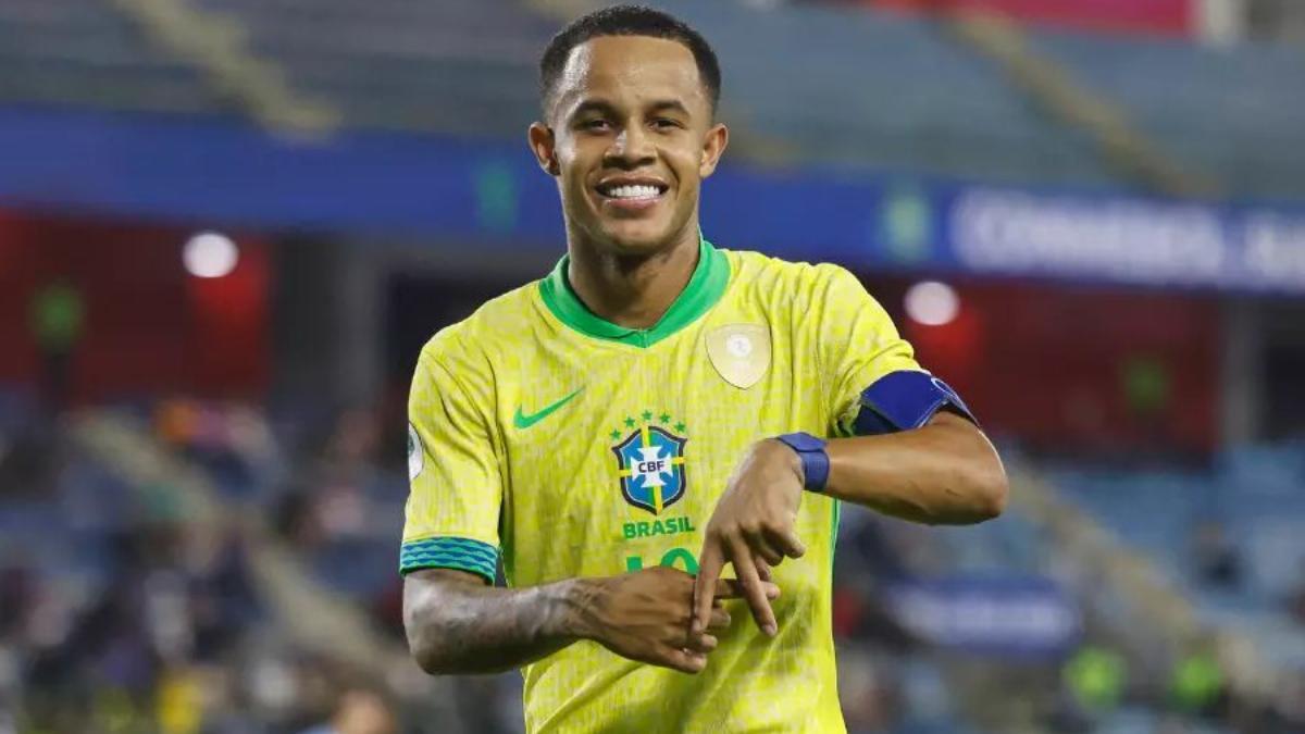 Pedrinho celebrándo un tanto con la Selecciób de Brasil