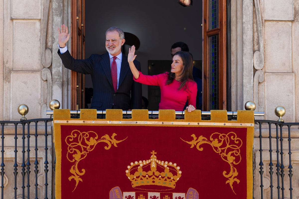 Miles de personas reciben a los Reyes en Jaén para celebrar los 1.200 años de capitalidad Miles de personas reciben a los Reyes en Jaén para celebrar los 1.200 años de capitalidad
