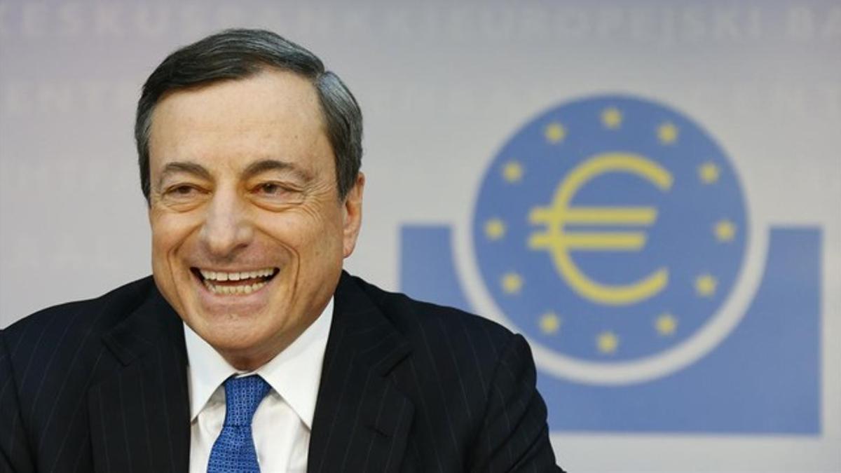 Mario Draghi comparece ante la prensa tras la reunión del BCE.