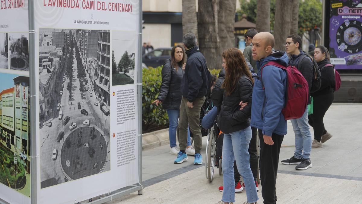 Vecinos de Torrent observan una exposición en la Avinguda al Vedat.