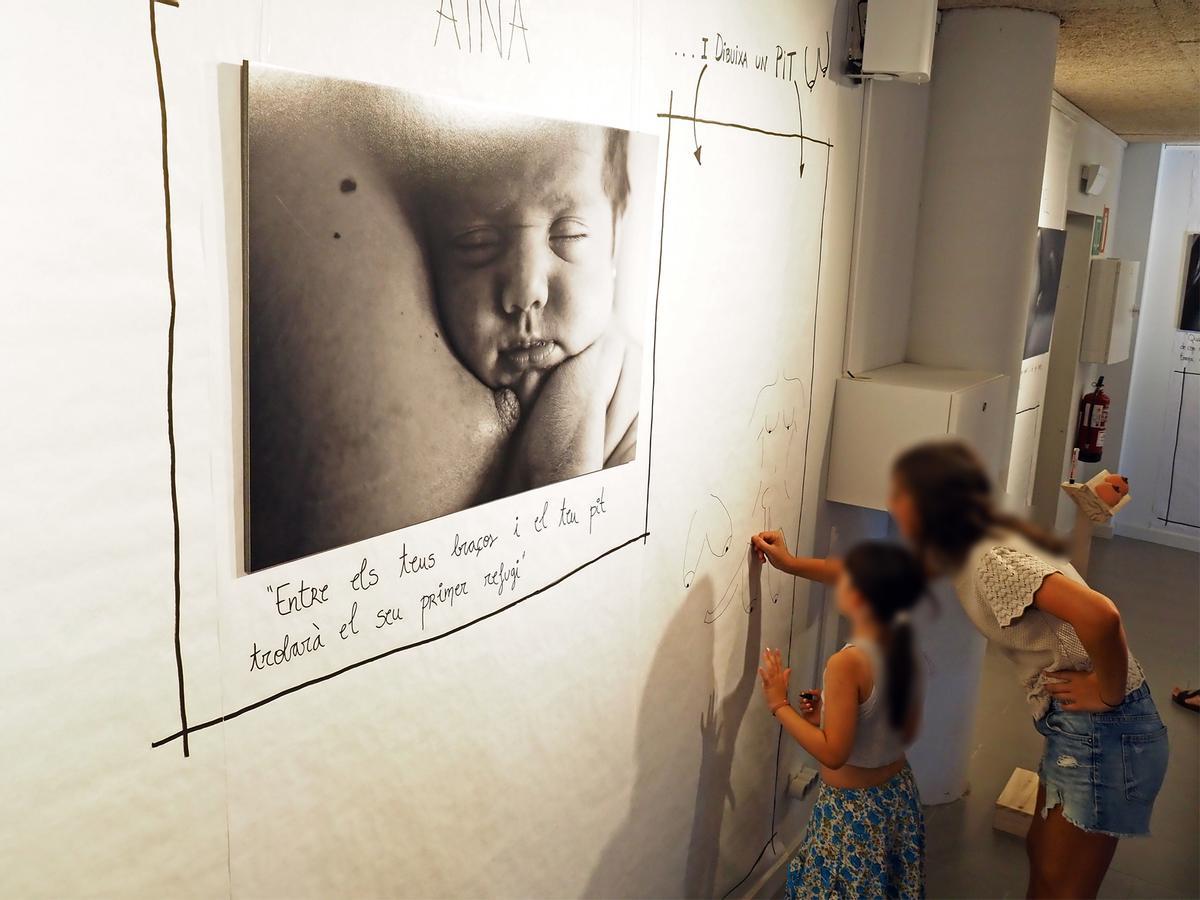 Imatge de l'acte inaugural de l'exposició 'Pit &amp; Tip' del fotògraf Mario Mateo sobre la maternitat en el postpart, al Casinet del Poble Vell