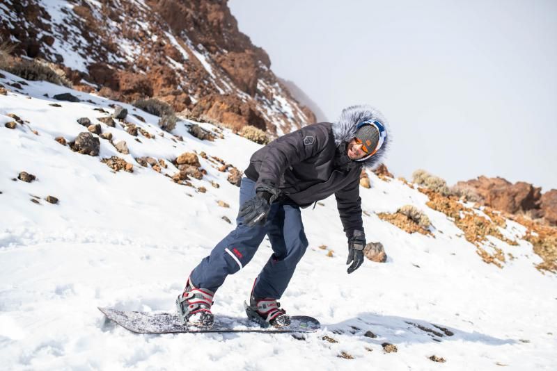 Los tinerfeños disfrutan de la nieve en el Teide