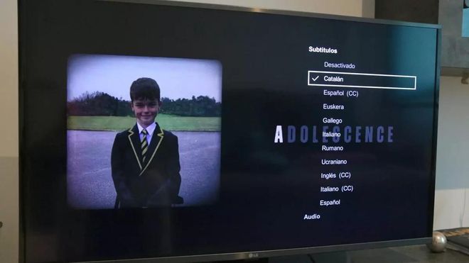 Televisor oferint la sèrie Adolescencia, de Netflix, amb lopció de subtítols marcada en català