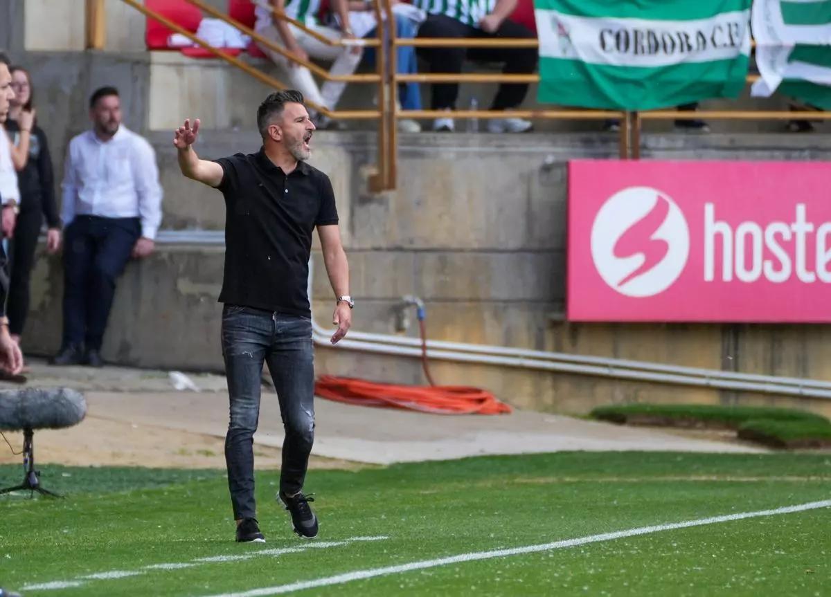 Iván Ania durante el encuentro entre la Cultural y el Córdoba CF.