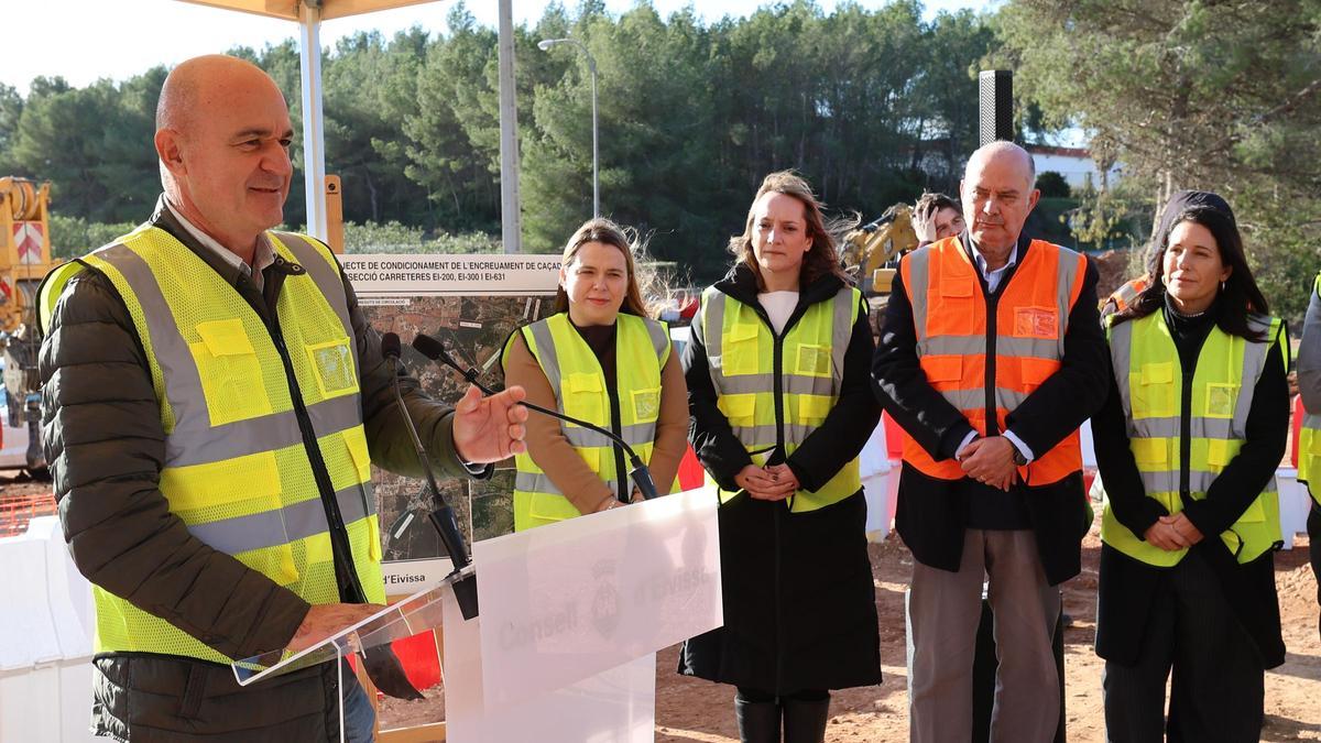 Vicent Marí, durante el acto de colocación de la primera piedra de la rotonda del cruce de los Cazadores.