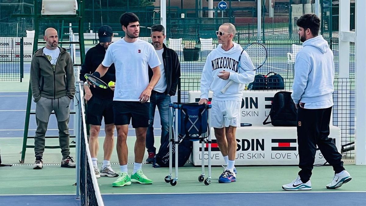 Alcaraz con su entrenador Samu López y su hermano Álvaro en el entrenamiento de este martes