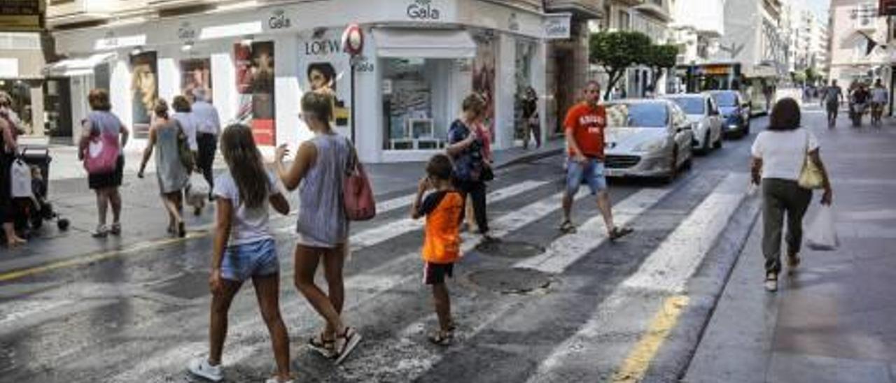 El paso de la calle Almórida que se regulará con semáforos.